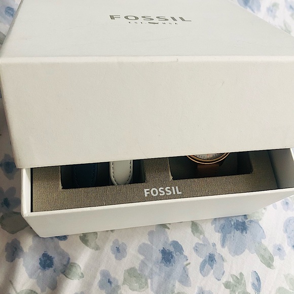Brand new Fossil women leather watch set with two extra watch straps. - Picture 2 of 3